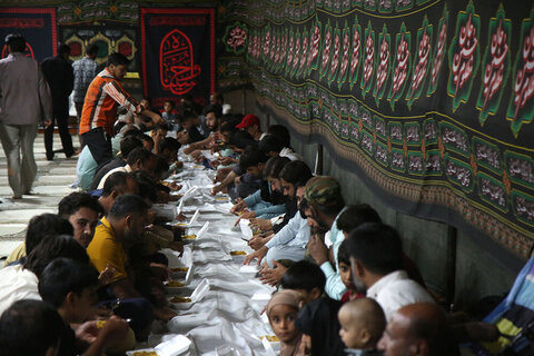 photos/Servir les habitants de Qom aux pèlerins pakistanais au sanctuaire de Hazrat Masoumeh (PSL).