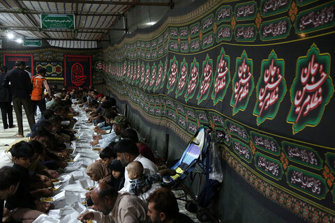 photos/Servir les habitants de Qom aux pèlerins pakistanais au sanctuaire de Hazrat Masoumeh (PSL).