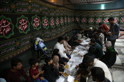 photos/Servir les habitants de Qom aux pèlerins pakistanais au sanctuaire de Hazrat Masoumeh (PSL).