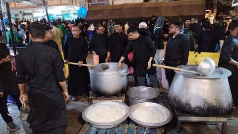 পশ্চিম বাংলার ধর্মীয় ছাত্ররা আরবাইন হুসাইনি উপলক্ষে জিয়ারোতকারীদের সেবা করছে / ছবি