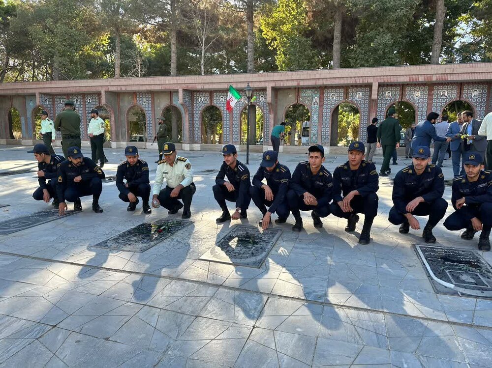 برگزاری آیین غبار روبی مزار شهدا در آستانه هفته دولت در چناران+ عکس