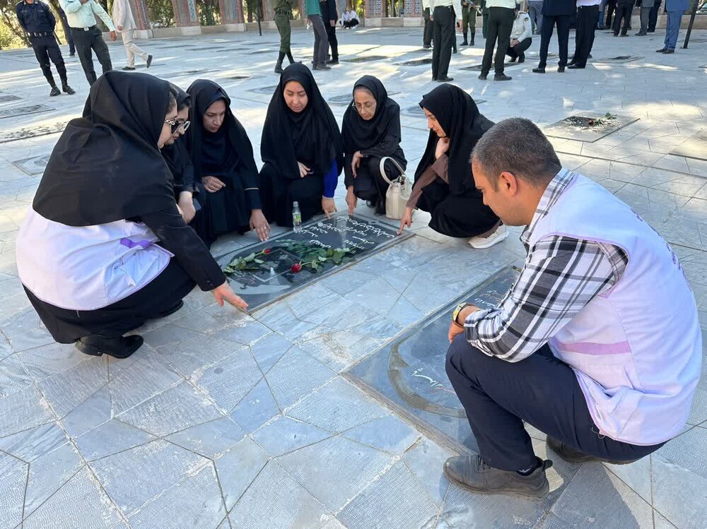 برگزاری آیین غبار روبی مزار شهدا در آستانه هفته دولت در چناران+ عکس