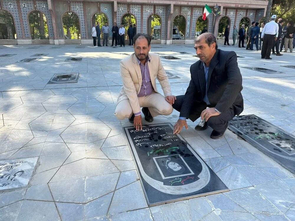 برگزاری آیین غبار روبی مزار شهدا در آستانه هفته دولت در چناران+ عکس