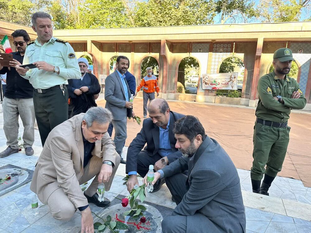 برگزاری آیین غبار روبی مزار شهدا در آستانه هفته دولت در چناران+ عکس