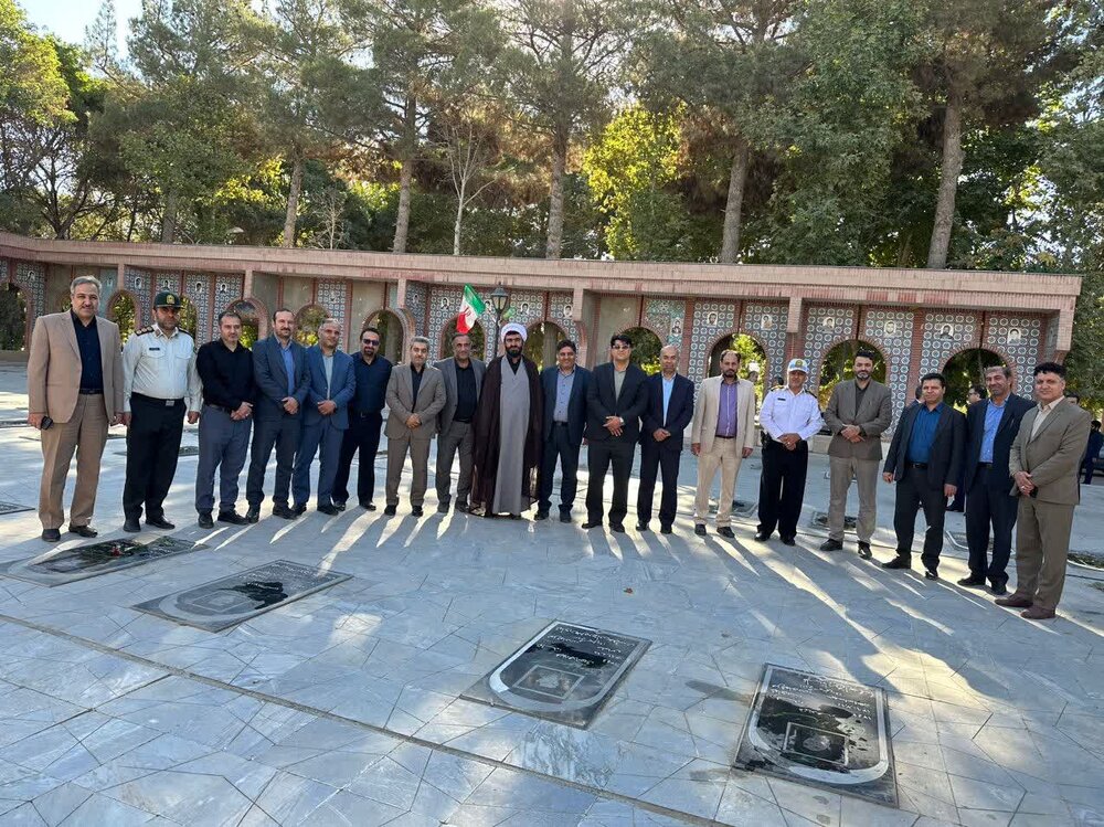 برگزاری آیین غبار روبی مزار شهدا در آستانه هفته دولت در چناران+ عکس