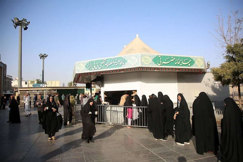 اطعام روزانه بیش از ۱۲ هزار زائر اربعینی در حرم مطهر بانوی کرامت + تصاویر