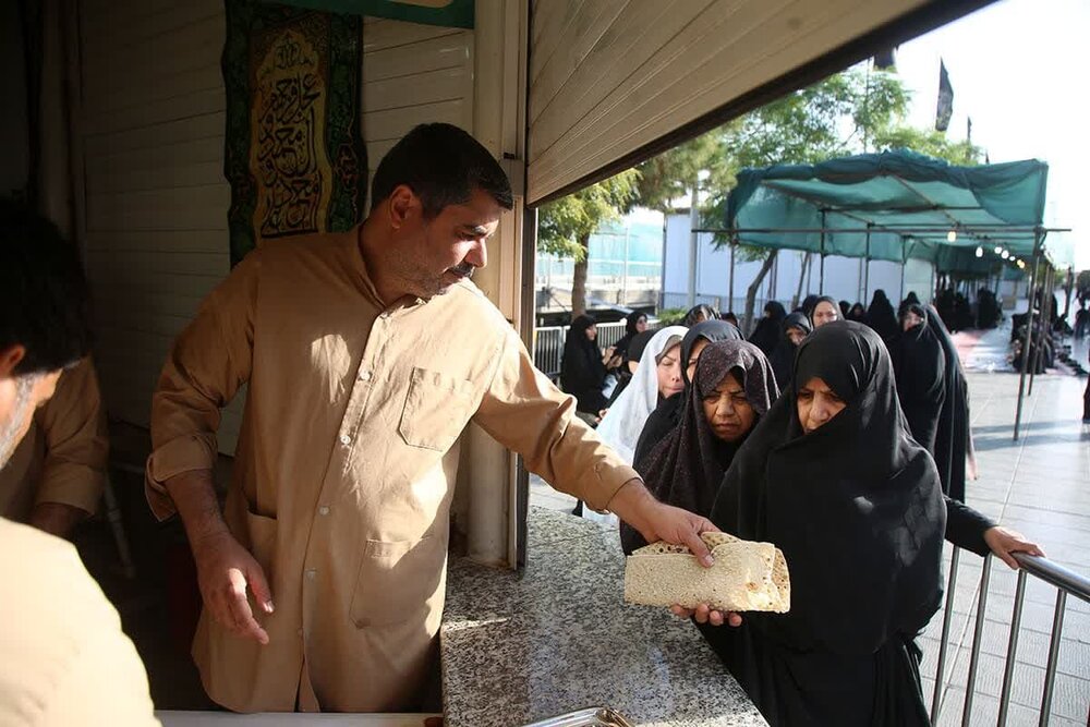 اطعام روزانه بیش از ۱۲ هزار زائر اربعینی در حرم مطهر بانوی کرامت + تصاویر