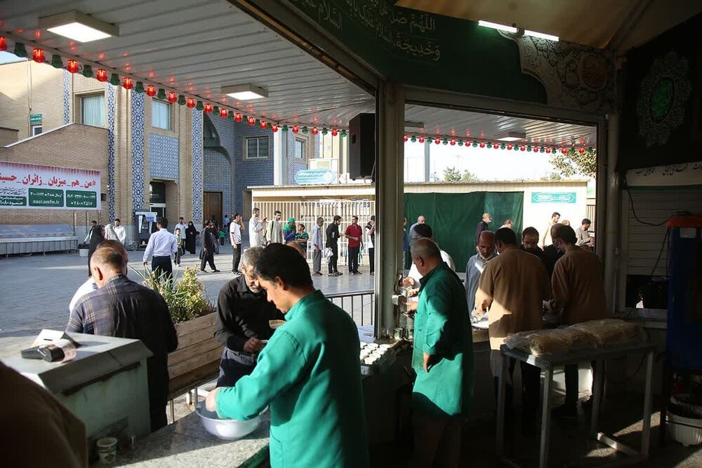 اطعام روزانه بیش از ۱۲ هزار زائر اربعینی در حرم مطهر بانوی کرامت + تصاویر