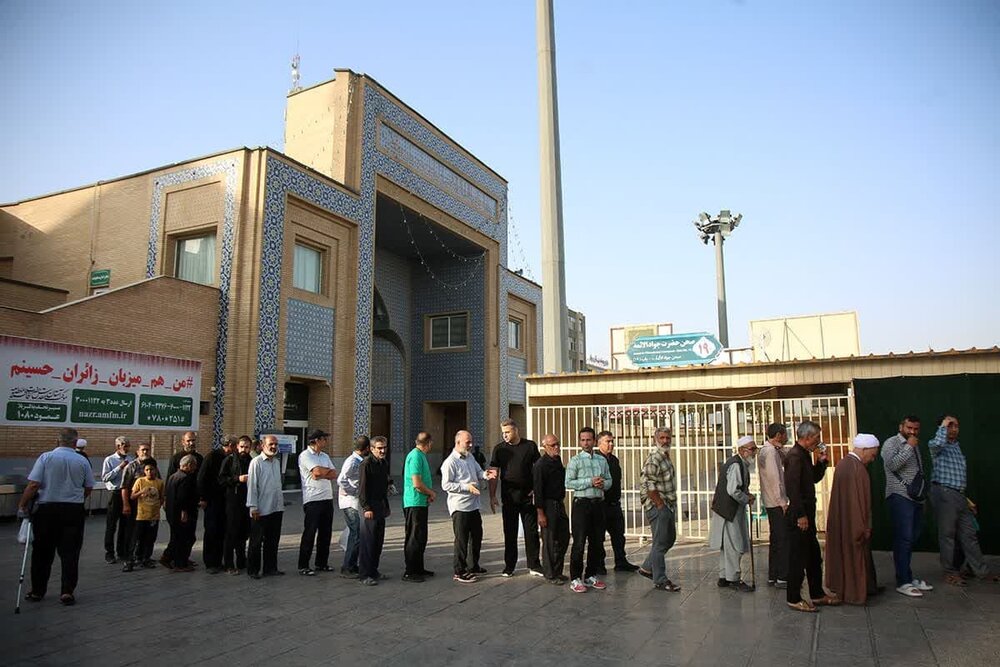 اطعام روزانه بیش از ۱۲ هزار زائر اربعینی در حرم مطهر بانوی کرامت + تصاویر