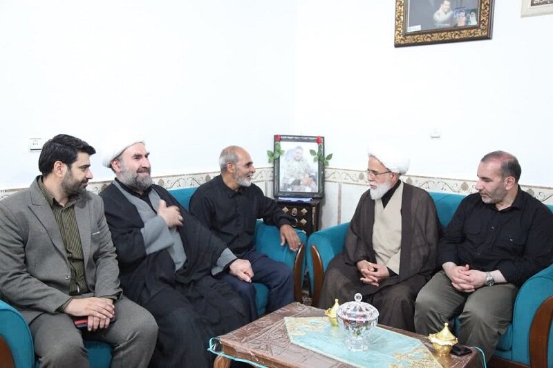 تجلیل امام جمعه کرمانشاه از خانواده شهدای سنقر و کلیایی+ تصاویر