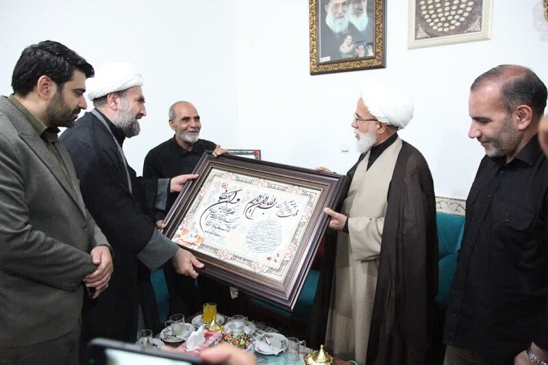تجلیل امام جمعه کرمانشاه از خانواده شهدای سنقر و کلیایی+ تصاویر