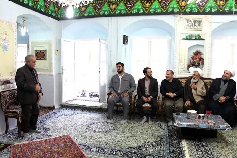 تجلیل امام جمعه کرمانشاه از خانواده شهدای سنقر و کلیایی+ تصاویر