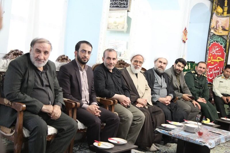 تجلیل امام جمعه کرمانشاه از خانواده شهدای سنقر و کلیایی+ تصاویر