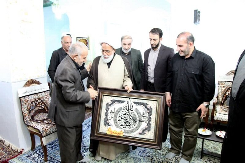 تجلیل امام جمعه کرمانشاه از خانواده شهدای سنقر و کلیایی+ تصاویر