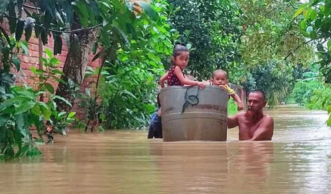 চোখের সামনেই সব হারিয়ে বাকরুদ্ধ বানভাসীরা