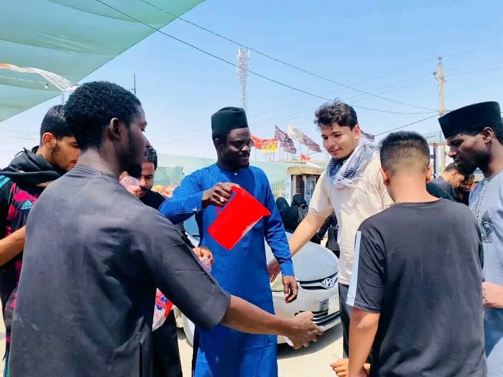 شیعیان نجیریه در مسیر راه پیمایی اربعین موکب زدند + تصاویر