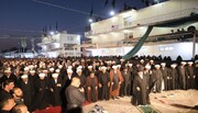 تصاویر/ برگزاری نماز جماعت طولانی در جاده "یا حسین" بین کربلا و نجف