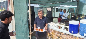 خدمت رسانی ۲۴ ساعته موکب زنده یاد حاج فرهاد درخش به زوار اربعین حسینی