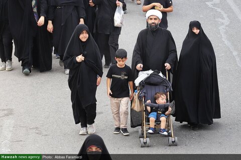 Photos/ La marche des fans de l'Imam Hussain (psl) à l'occasion d'Arbaeen à Qom