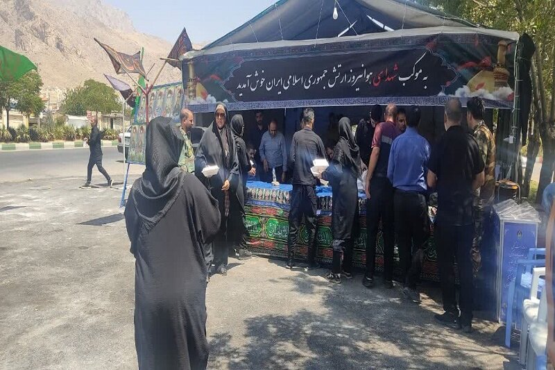 فعالیت موکبی به یاد شهدای هوانیروز کرمانشاه به زائران اربعین +عکس