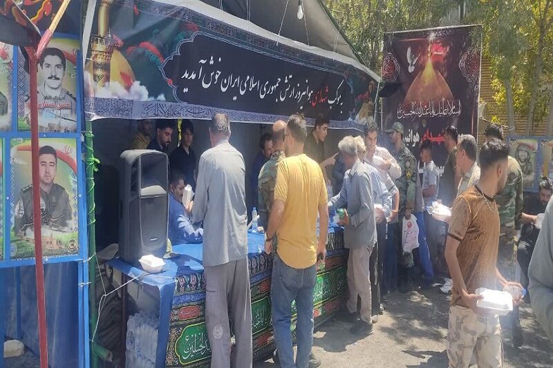 فعالیت موکبی به یاد شهدای هوانیروز کرمانشاه به زائران اربعین +عکس