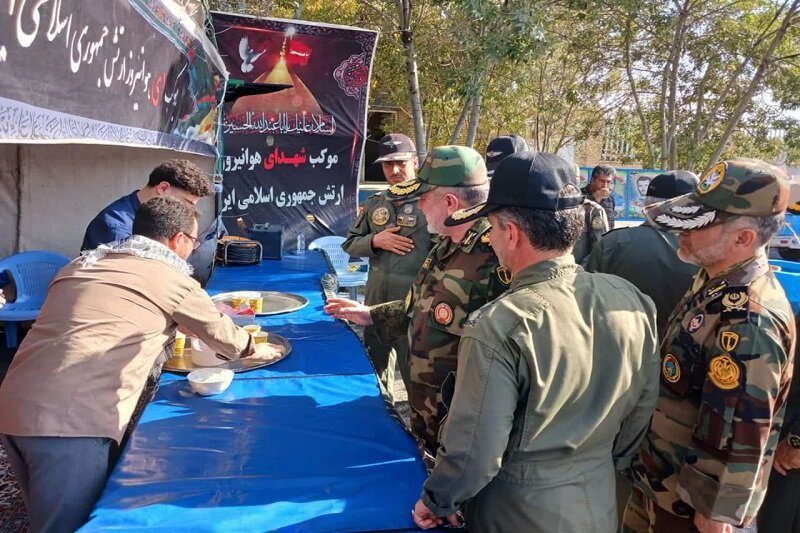 فعالیت موکبی به یاد شهدای هوانیروز کرمانشاه به زائران اربعین +عکس