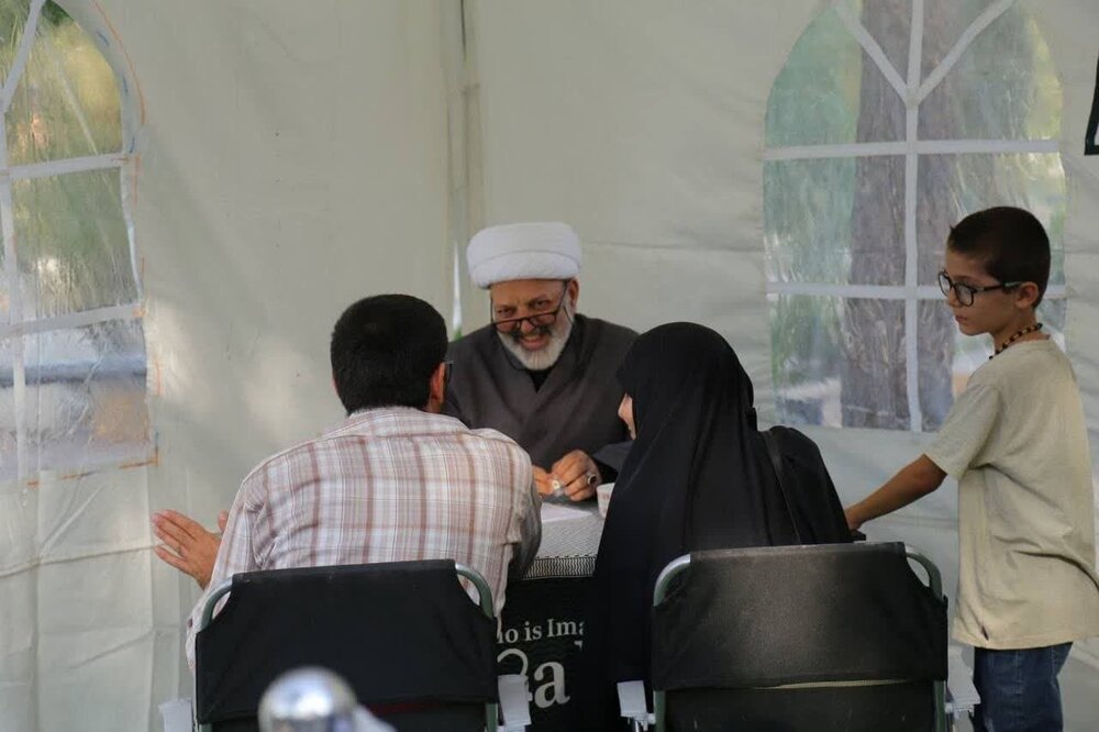 برپایی غرفههای خدمات رسانی کمپین ?”Who Is Imam Mahdi" در قرار جمعهها+ عکس
