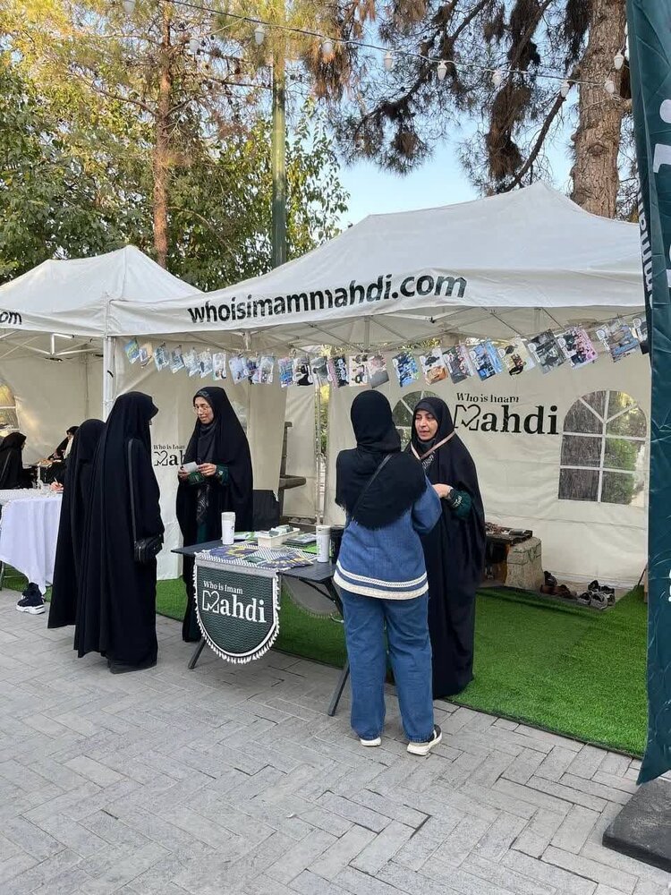 برپایی غرفههای خدمات رسانی کمپین ?”Who Is Imam Mahdi" در قرار جمعهها+ عکس