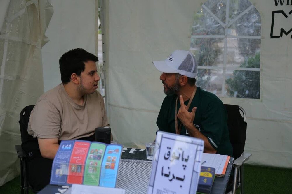 برپایی غرفههای خدمات رسانی کمپین ?”Who Is Imam Mahdi" در قرار جمعهها+ عکس