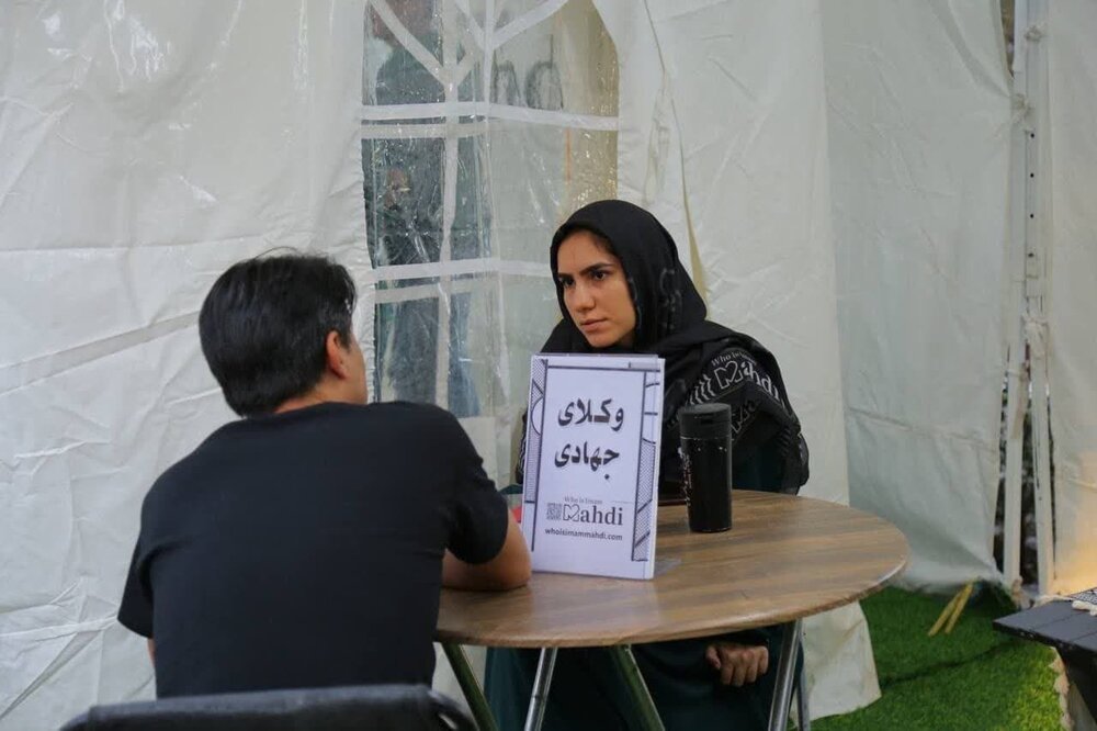برپایی غرفههای خدمات رسانی کمپین ?”Who Is Imam Mahdi" در قرار جمعهها+ عکس