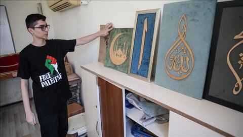 Étudiant turque fait don du produit de ses tableaux en marqueterie à Gaza