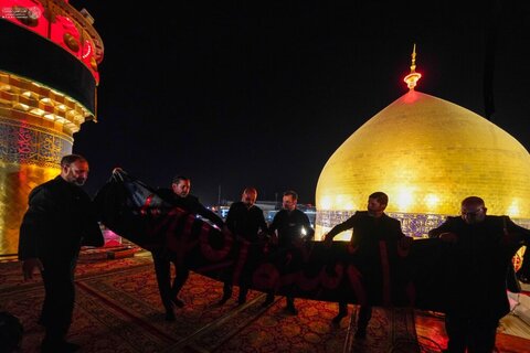 photos/Installation d'une inscription de deuil à l'occasion du décès du Prophète (PSL) dans le sanctuaire de l'Imam Ali (AS)