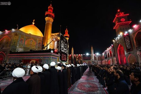 photos/Installation d'une inscription de deuil à l'occasion du décès du Prophète (PSL) dans le sanctuaire de l'Imam Ali (AS)