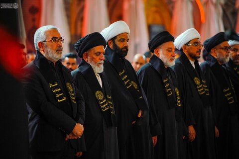 photos/Installation d'une inscription de deuil à l'occasion du décès du Prophète (PSL) dans le sanctuaire de l'Imam Ali (AS)