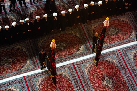 photos/Installation d'une inscription de deuil à l'occasion du décès du Prophète (PSL) dans le sanctuaire de l'Imam Ali (AS)