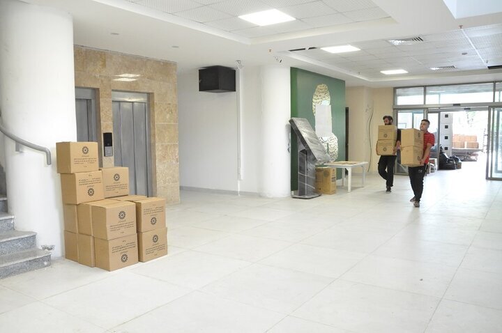 گنجینه ارزشمند پزشک گیلانی با ۳۰ هزار نسخه کتاب به کتابخانه مرکزی رشت اهدا شد