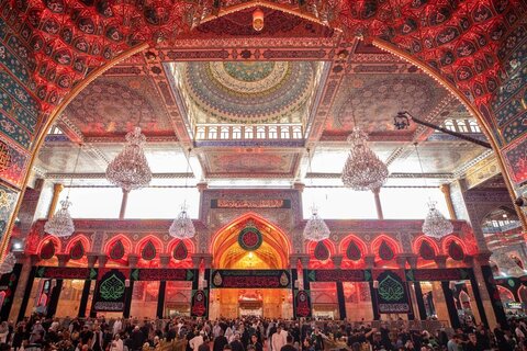 photos/Le sanctuaire de l'Imam Hussein (AS) était recouvert de noir à la veille  du décès du Saint Prophète (PSL).