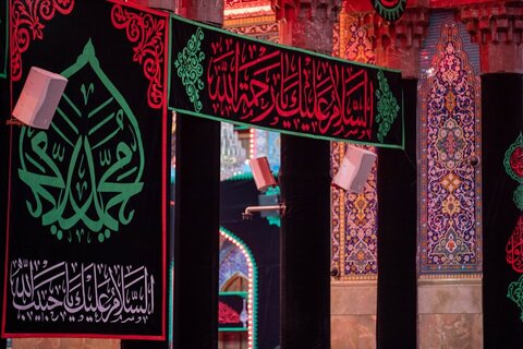 photos/Le sanctuaire de l'Imam Hussein (AS) était recouvert de noir à la veille  du décès du Saint Prophète (PSL).