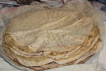 فیلم | پخت نان نذری برای زائران رضوی توسط بانوان بوشهری