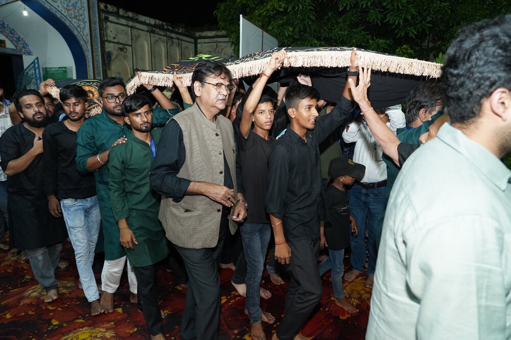 इमाम रज़ा (अ) की शहादत दिवास पर लखनऊ में हरम के परचम की ज़ियारत