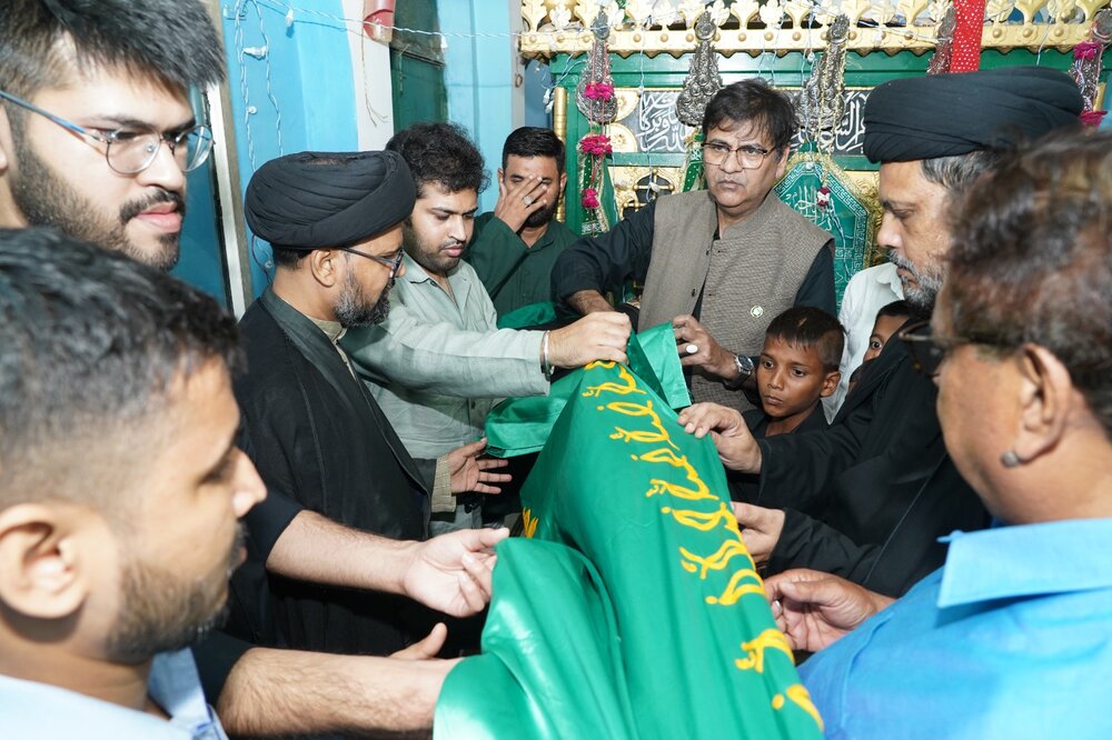 شہادتِ امام رضا (ع) کے موقع پر لکھنؤ میں حرم کے پرچم کی زیارت +تصاویر