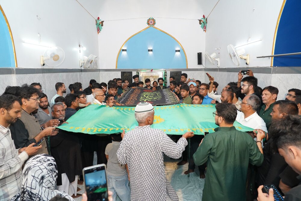 شہادتِ امام رضا (ع) کے موقع پر لکھنؤ میں حرم کے پرچم کی زیارت +تصاویر