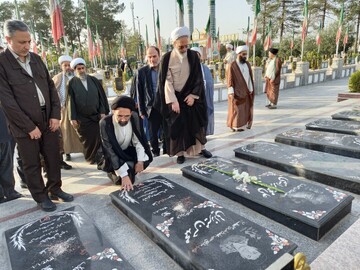 ادای احترام آیت‌الله اعرافی به شهدای کاشان + عکس