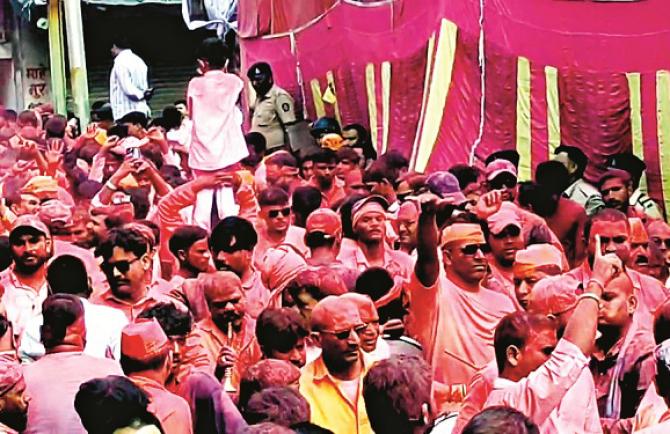 गणपति जुलूस में उपद्रव की कोशिश को मुस्लिम युवाओं के संयम ने नाकाम कर दिया