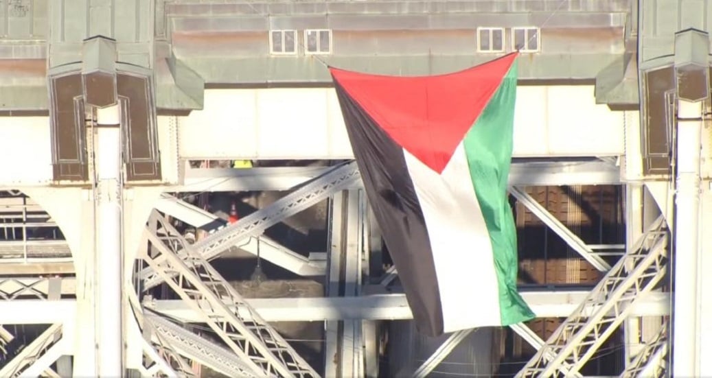 العلم الفلسطيني فوق أكبر جسور نيويورك + صور