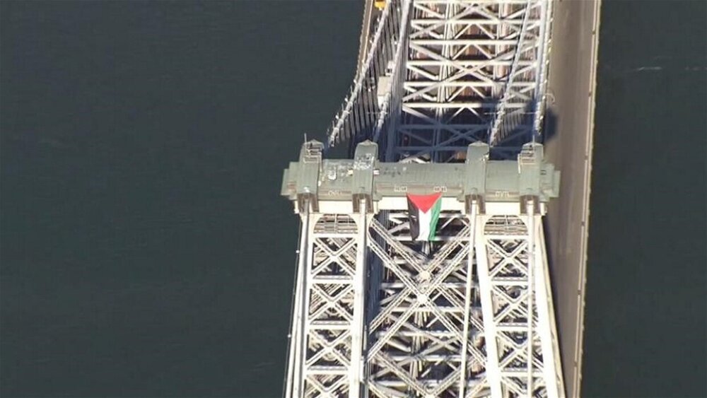 العلم الفلسطيني فوق أكبر جسور نيويورك + صور