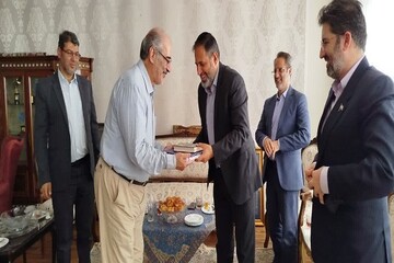 تجلیل معاون استانداری کرمانشاه از چهره برجسته خوشنویسی کشور استاد عبدالله جواری+عکس