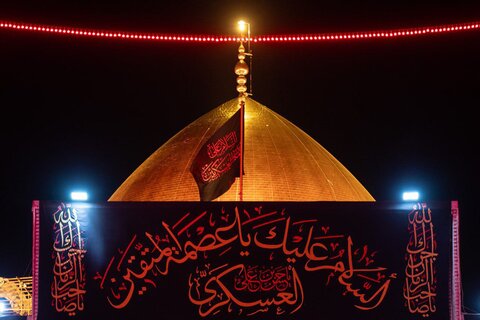  برافراشتن پرچم سوگواری در حرم امام حسین (ع) در آستانه شهادت امام عسکری (ع)