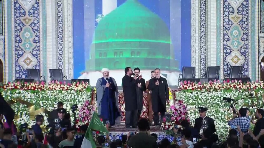 تصاویر/بزرگترین محفل قرآنی در حرم امام رضا(ع) تصاویر/بزرگترین محفل قرآنی در حرم امام رضا(ع)