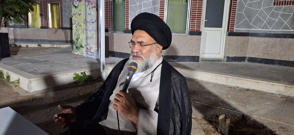 فضای مجازی ذهن نوجوانان و جوانان ما را مشغول کرده است
